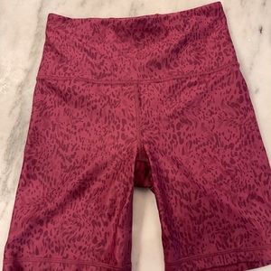 NWOT Athleta Elation Fitted 7” Shorts Size Small